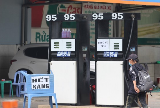 Gas stations run out of fuel due to lack of storage tanks ảnh 3