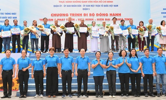 Charity walk raises VND4.7 billion for the poor ảnh 1