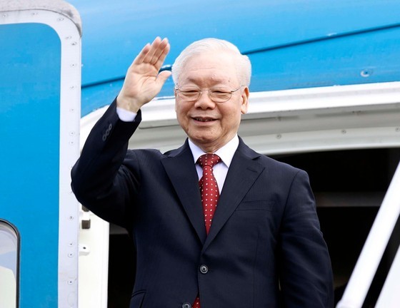 Party General Secretary leaves on visit to China ảnh 1