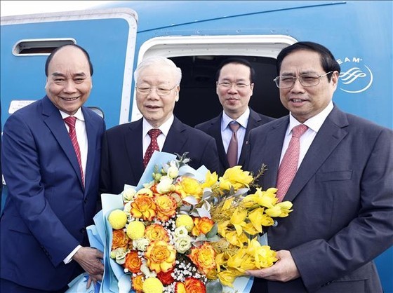 Party General Secretary leaves on visit to China ảnh 2