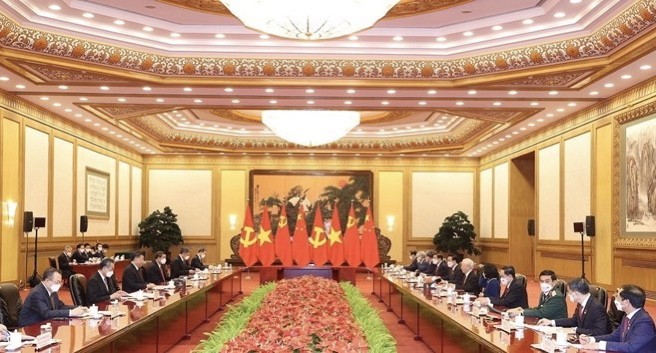 Vietnam gives top priority to developing ties with China: Party leader ảnh 1