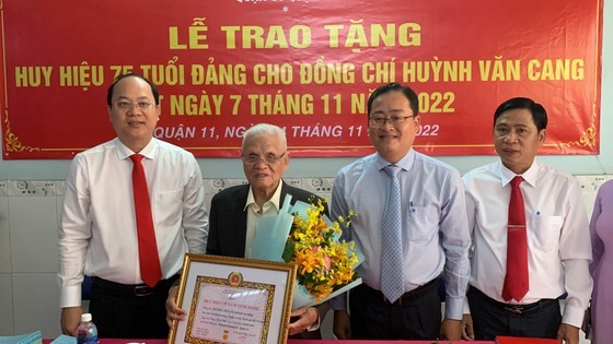 Party members of HCMC’s District 11 receive Party membership badges ảnh 6