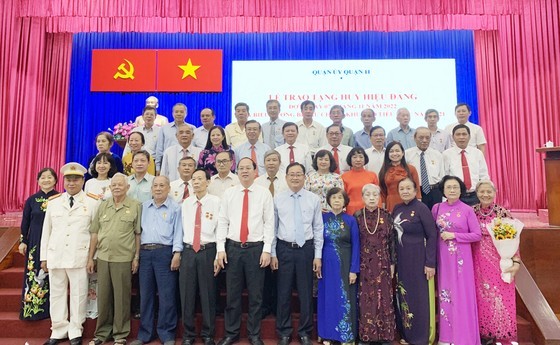 Party members of HCMC’s District 11 receive Party membership badges ảnh 1