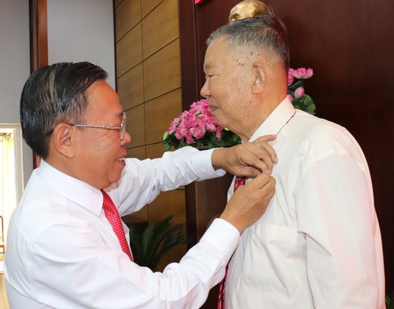 Thu Duc City presents Party membership badges to Party members ảnh 1