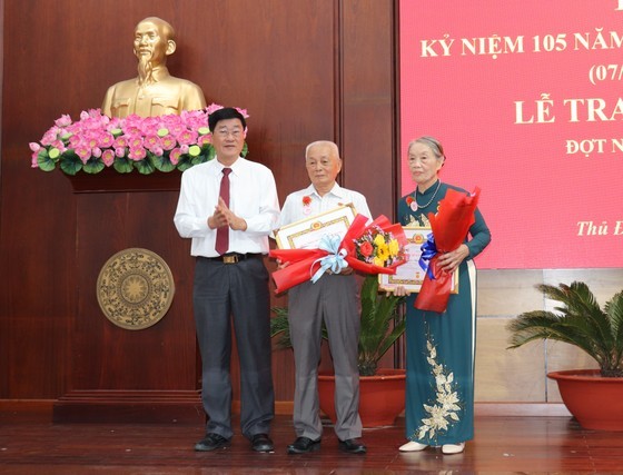 Thu Duc City presents Party membership badges to Party members ảnh 5