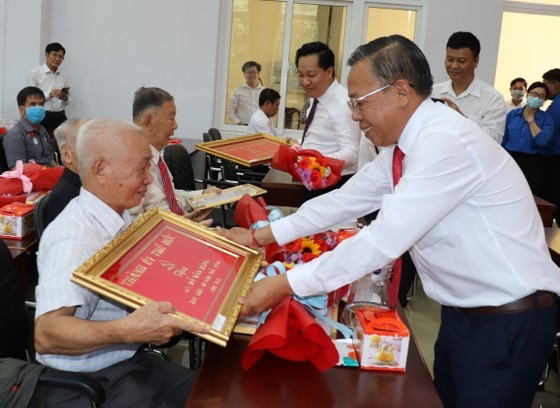 Thu Duc City presents Party membership badges to Party members ảnh 6