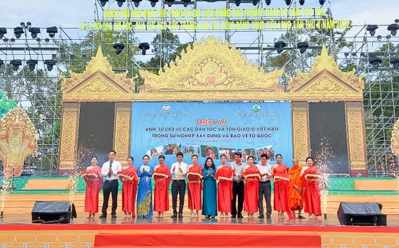 Exhibition on community of ethnic groups, religions opens in Soc Trang ảnh 1