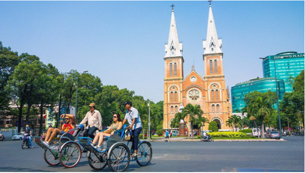 HCMC serves 2.65 million foreign visitors in 10 months ảnh 1