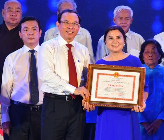 HCMC honors 101 outstanding individuals, organizations with silent contributions ảnh 7