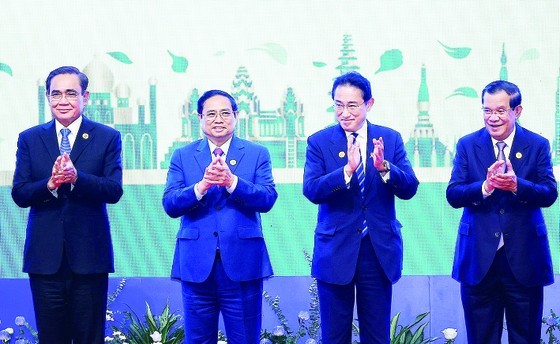 PM attends ASEAN summits with partners in Phnom Penh ảnh 4