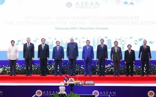 PM attends ASEAN summits with partners in Phnom Penh ảnh 2