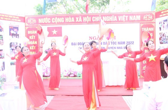 HCMC’s leaders attend great national unity festival in suburban districts ảnh 11