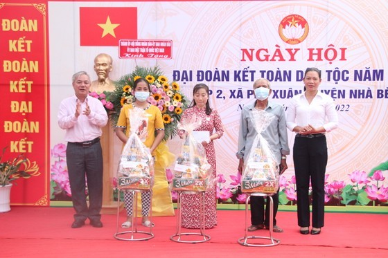 HCMC’s leaders attend great national unity festival in suburban districts ảnh 13