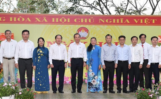 HCMC’s leaders attend great national unity festival in suburban districts ảnh 4