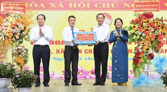 HCMC’s leaders attend great national unity festival in suburban districts ảnh 5