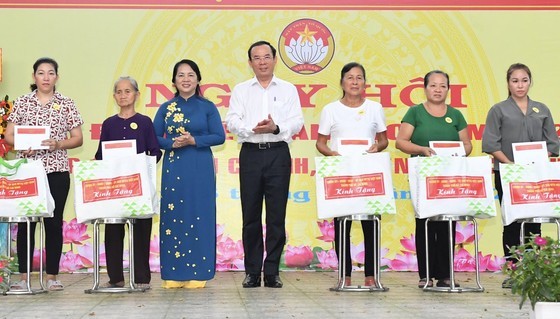 HCMC’s leaders attend great national unity festival in suburban districts ảnh 6