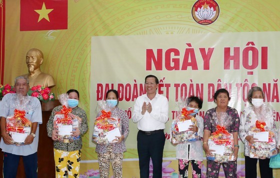 HCMC’s leaders attend great national unity festival in suburban districts ảnh 8