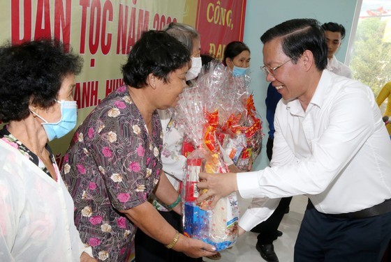 HCMC’s leaders attend great national unity festival in suburban districts ảnh 2