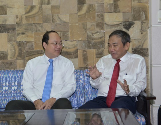 City leaders congratulate veteran teachers on traditional day ảnh 2