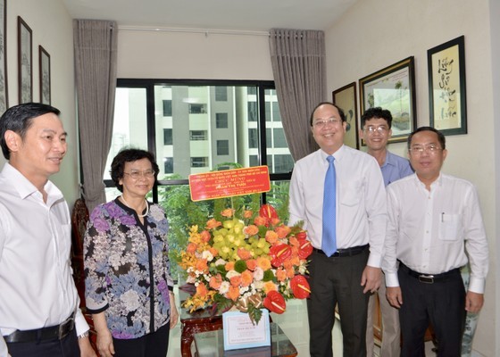 City leaders congratulate veteran teachers on traditional day ảnh 3
