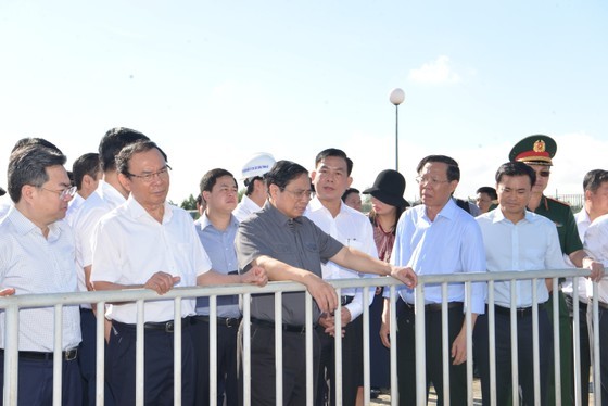 PM inspects HCMC’s two projects in Binh Chanh District ảnh 1
