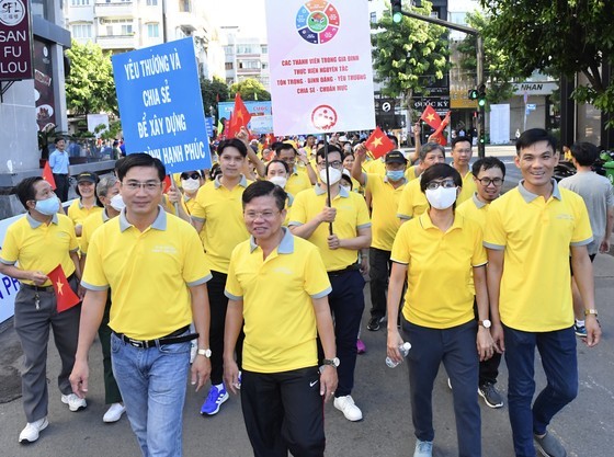HCMC's Phu Nhuan District celebrates 20th anniversary of its annual charity walk ảnh 3