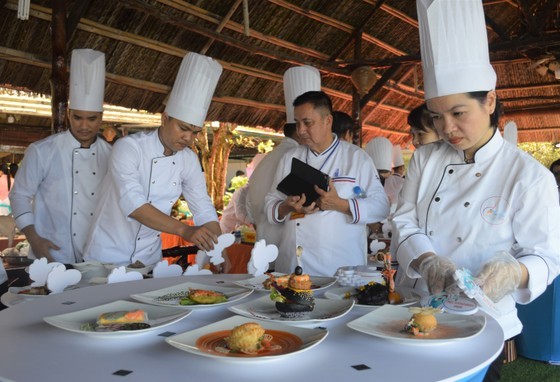 Bac Lieu sets record for biggest number of 122 dishes made of shrimp, salt ảnh 2