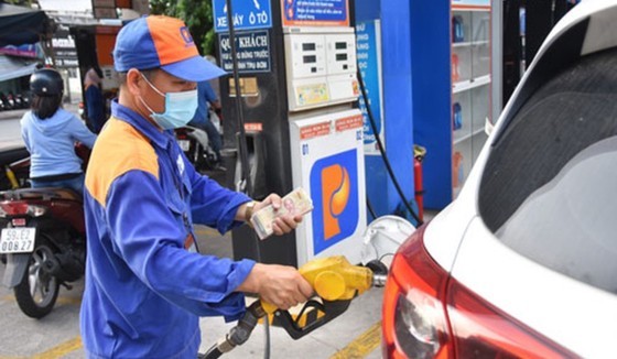 Fuel prices down by over VND1,000 per liter ảnh 1