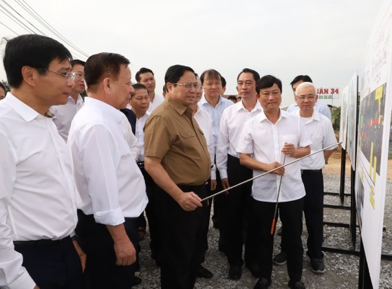 PM inspects key transport projects in Binh Duong Province ảnh 1