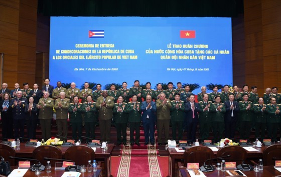 Cuba presents medals to high-ranking Vietnamese military officers ảnh 9