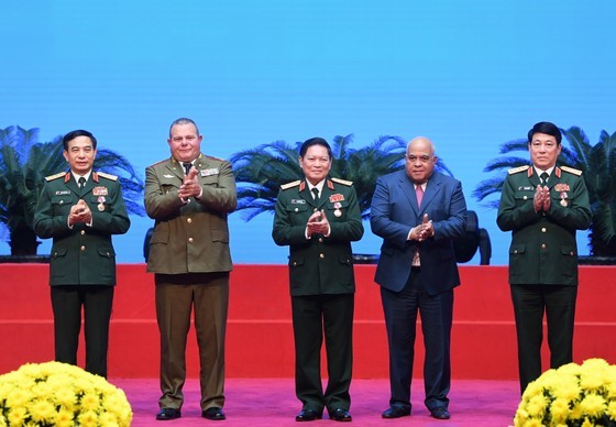 Cuba presents medals to high-ranking Vietnamese military officers ảnh 5