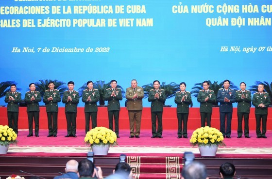 Cuba presents medals to high-ranking Vietnamese military officers ảnh 8
