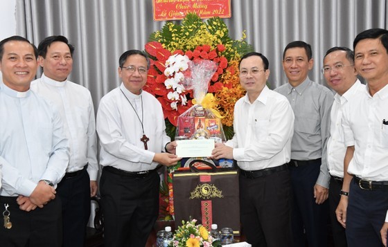 HCMC leaders offer Christmas greetings to Catholic, Protestant institutions ảnh 2