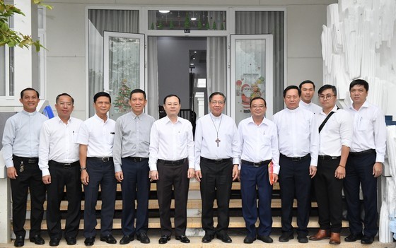 HCMC leaders offer Christmas greetings to Catholic, Protestant institutions ảnh 3
