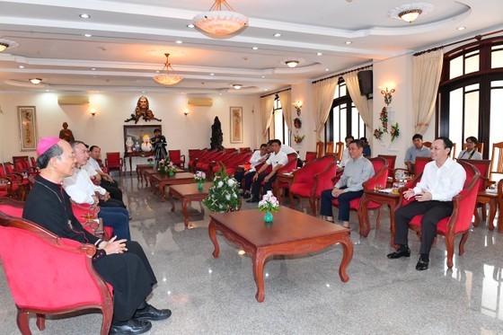 HCMC leaders offer Christmas greetings to Catholic, Protestant institutions ảnh 5