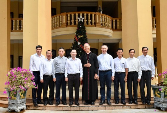 HCMC leaders offer Christmas greetings to Catholic, Protestant institutions ảnh 6