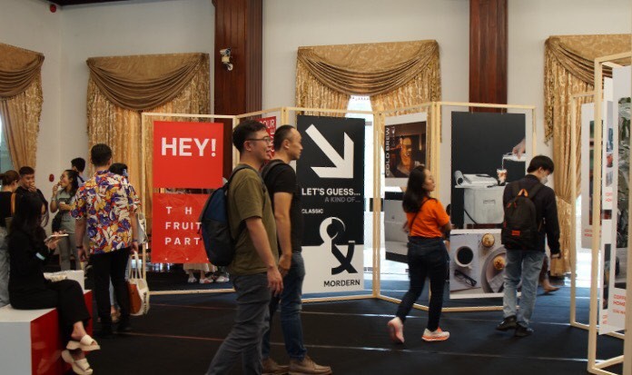 Local people and tourists visit the Coffeerary Exhibition at the Reunification Palace in HCMC on December 17. (Photo: SGGP)