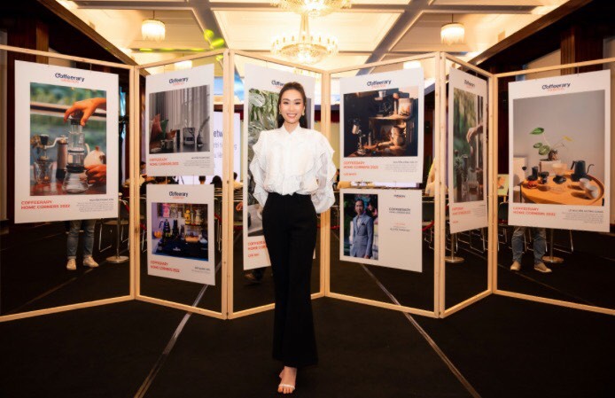 Miss PeaceVietnam 2022 Tran Thi Ban Mai, the ambassador of the “One Book One Coffee” project (Photo: SGGP)