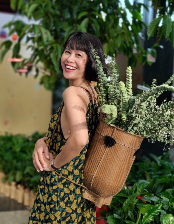 Visitors take photos in the exhibition. (Photo: SGGP)