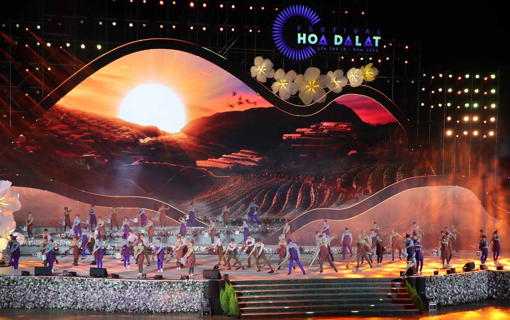 The opening ceremony featuring special art performances introduces to viewers the history and development of Da Lat City from past to present. (Photo: SGGP)