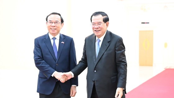 Secretary of HCMC Party Committee Nguyen Van Nen (L) meets with Cambodia’s Prime Minister Samdech Techo Hun Sen during his visit to Cambodia (Photo:SGGP)