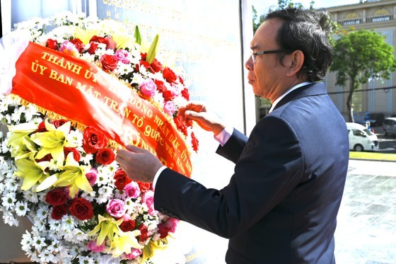 Secretary of HCMC Party Committee Nguyen Van Nen offers flowers at the Vietnam-Cambodia Friendship Monument. (Photo: SGGP)