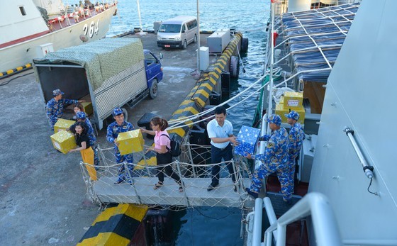 Bringing Tet gifts for troops stationed on the southwestern islands (Photo: SGGP)