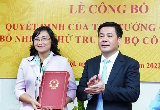 Minister of Industry and Trade Nguyen Hong Dien (R) hands over the PM’s appointment decision to Deputy Minister of Industry and Trade Phan Thi Thang on December 21. (Photo: SGGP)