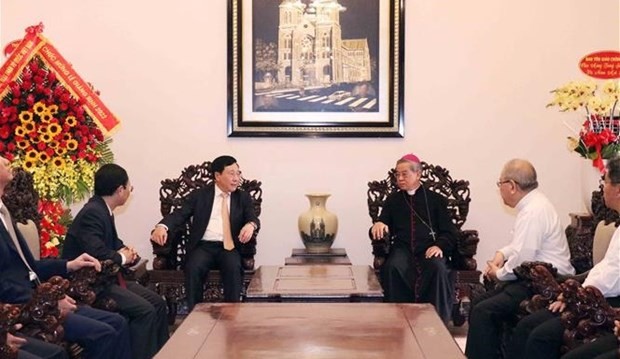 Permanent Deputy Prime Minister Pham Binh Minh (L) and Archbishop of the HCMC Archdiocese Nguyen Nang, President of the Vietnam Conference of Bishops, at a meeting on December 21. (Photo: VNA)