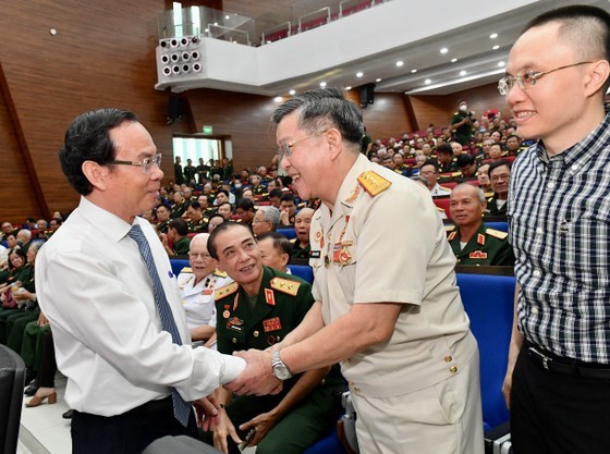 Secretary of the HCMC Party Committee, Nguyen Van Nen (L) meets retired senior military officers. (Photo: SGGP)