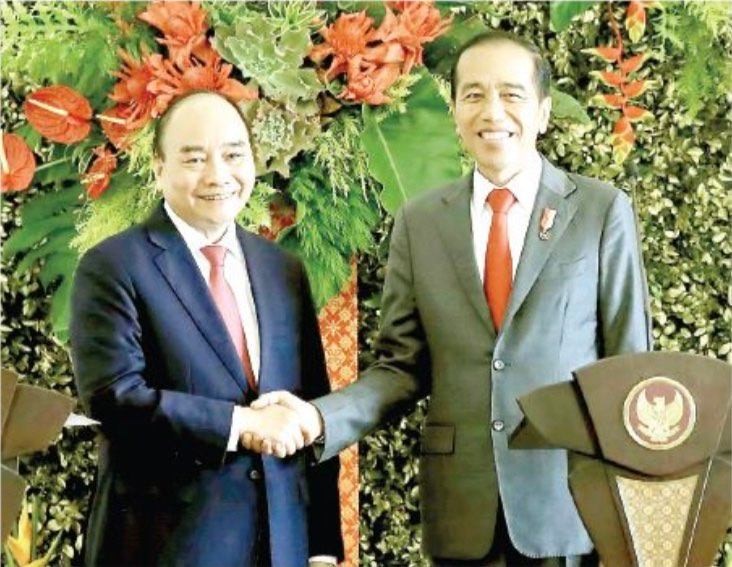 Indonesian President Joko Widodo (L) receives Vietnamese counterpart Nguyen Xuan Phuc. (Photo: VNA)