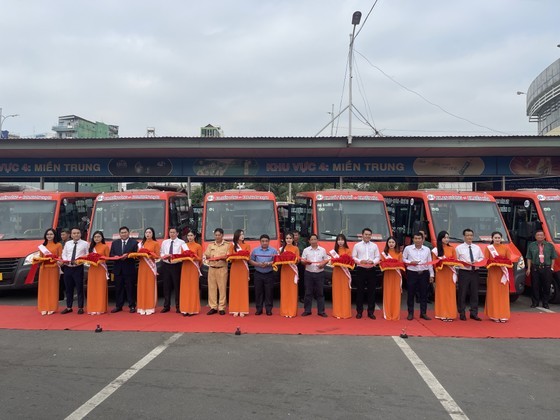 The bus routes are launched by the collaboration of three transport departments of HCMC, Binh Duong and Dong Nai provinces. (Photo: SGGP)