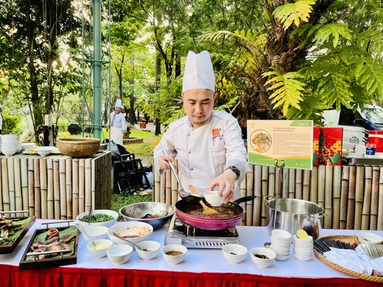 Chef Hoang Van Tien makes Nghe An eel soup. (Photo: SGGP)