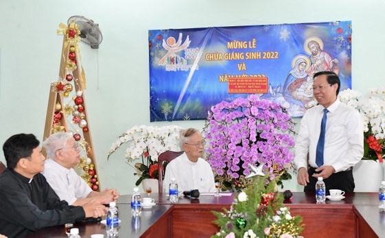 Chairman of the HCMC People’s Committee Phan Van Mai visits the Committee for Solidarity of Vietnamese Catholics in HCMC. (Photo: SGGP)